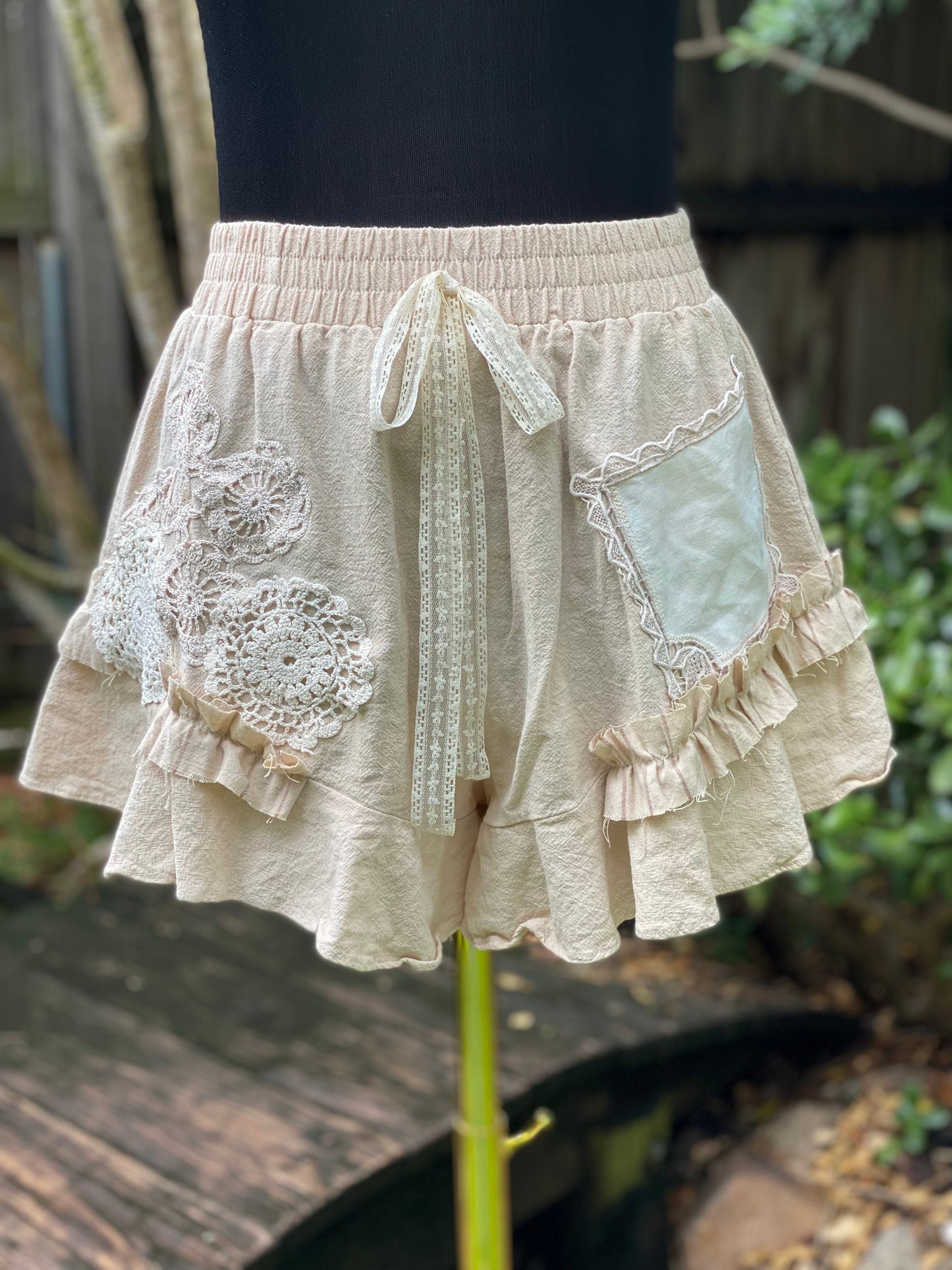 Neutral beige shorts, size Small