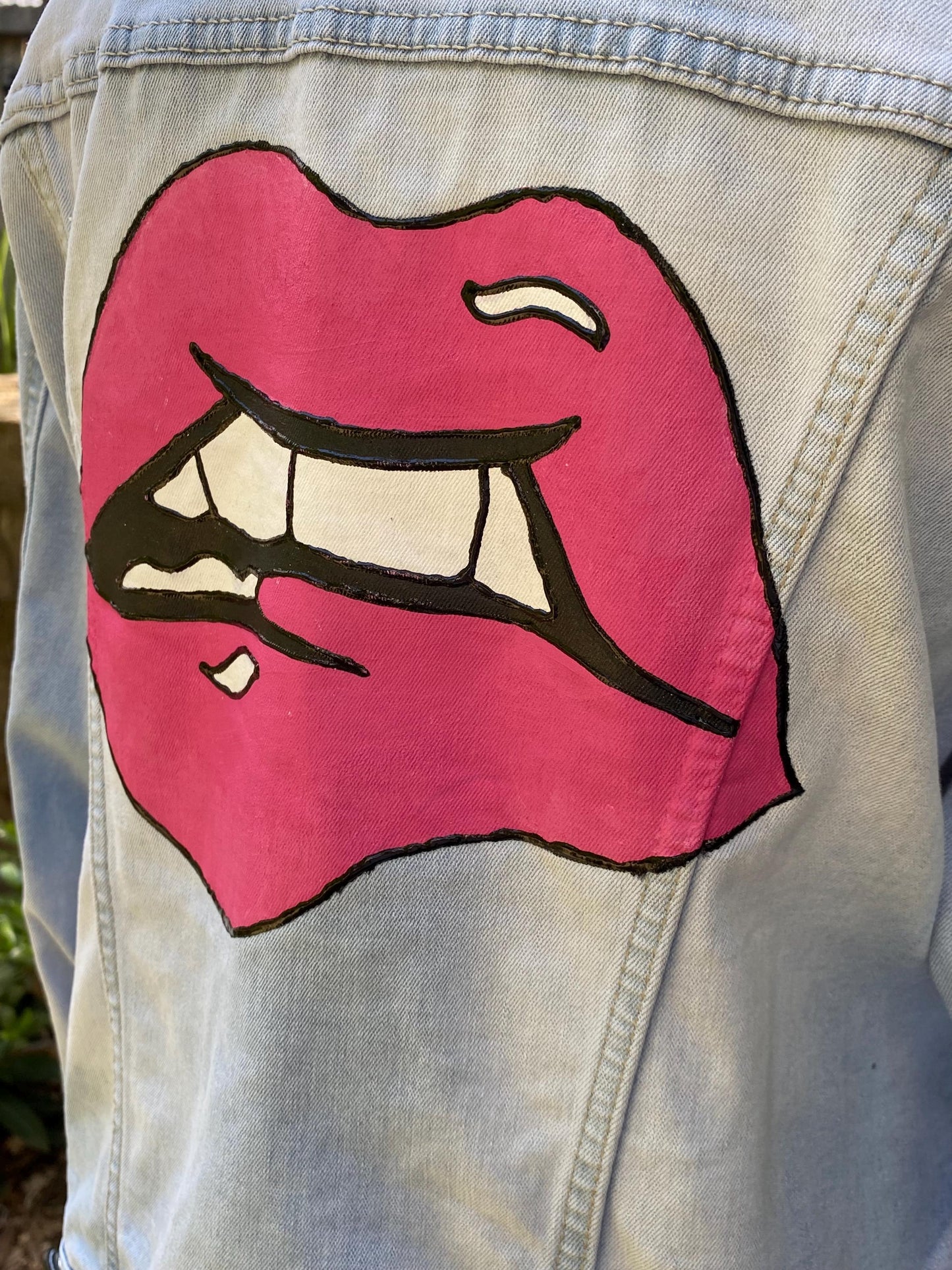 Hand painted denim jacket with pink pop art lips - size Large