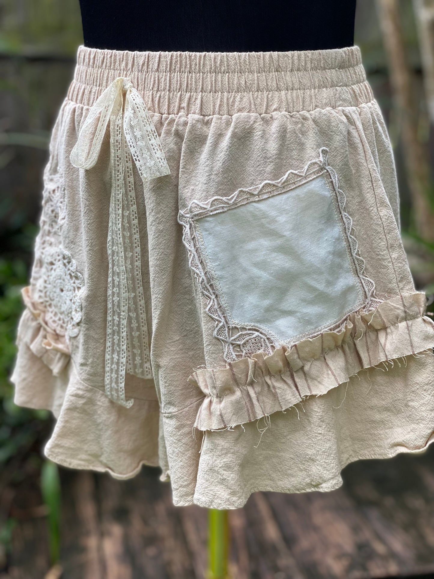 Neutral beige shorts, size Small