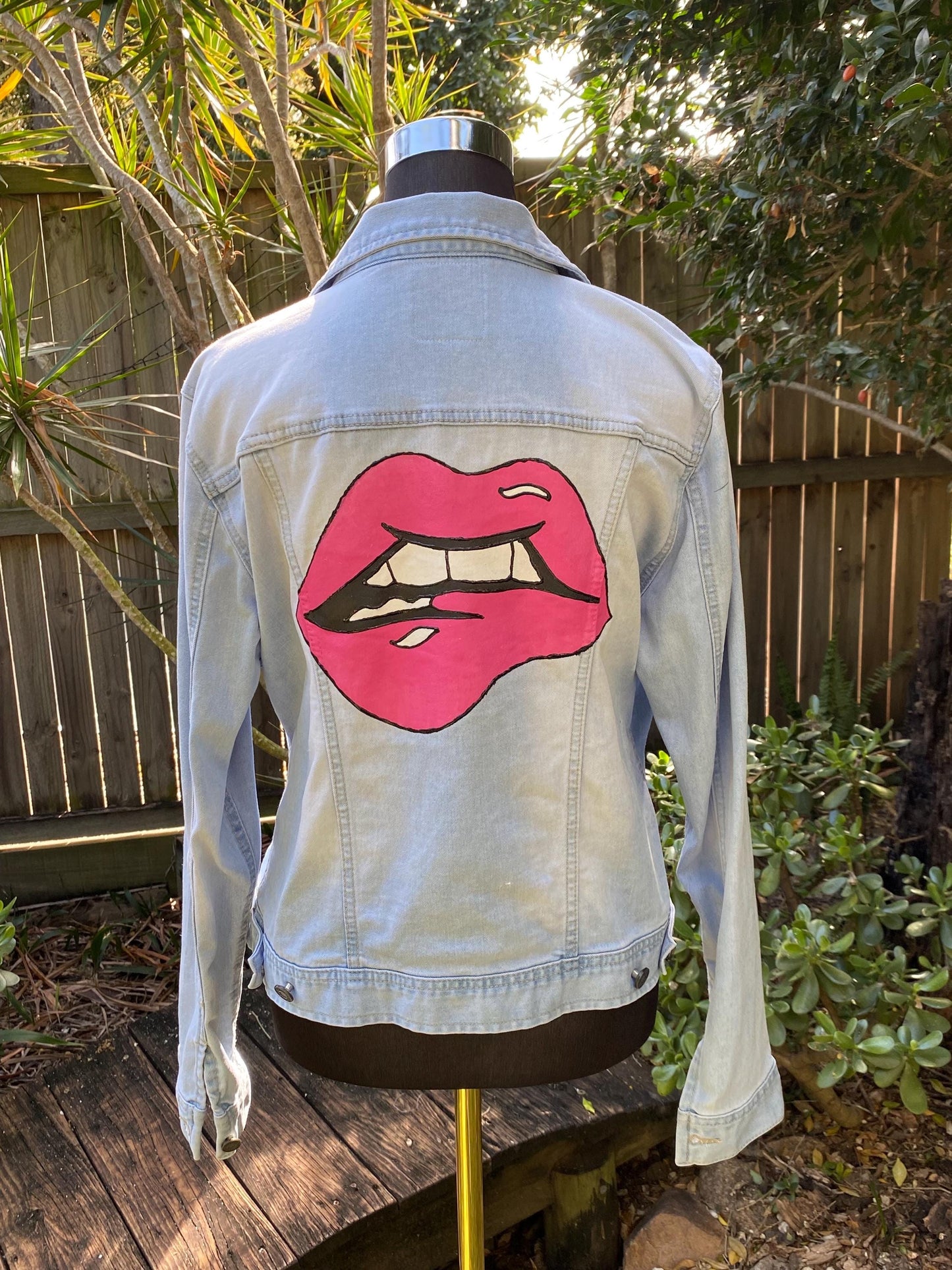 Hand painted denim jacket with pink pop art lips - size Large