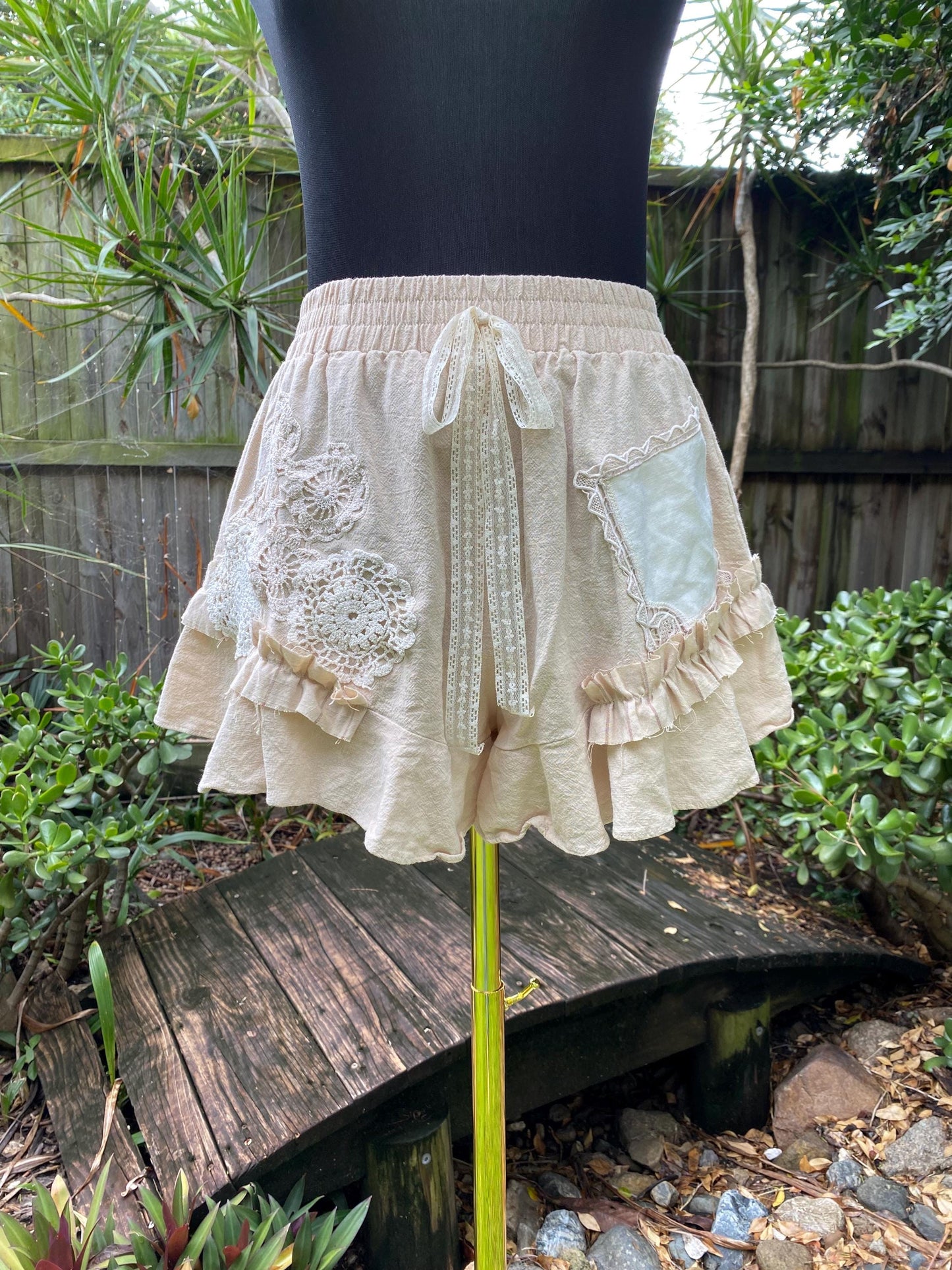 Neutral beige shorts, size Small